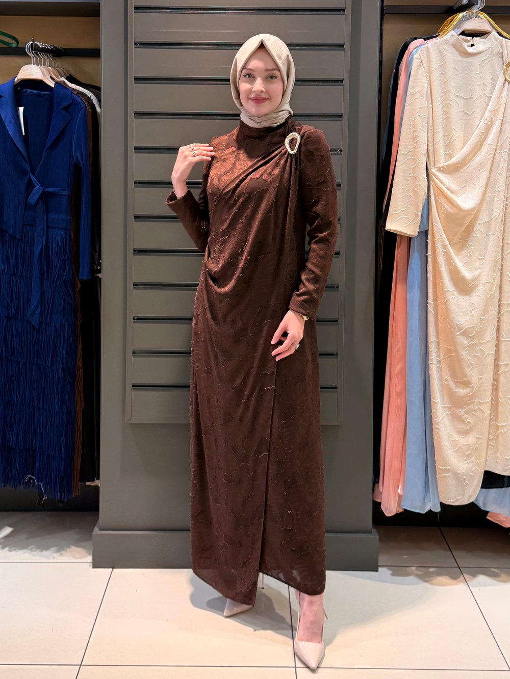 OMUZ BROŞ DETAYLI ELBİSE KAHVE
