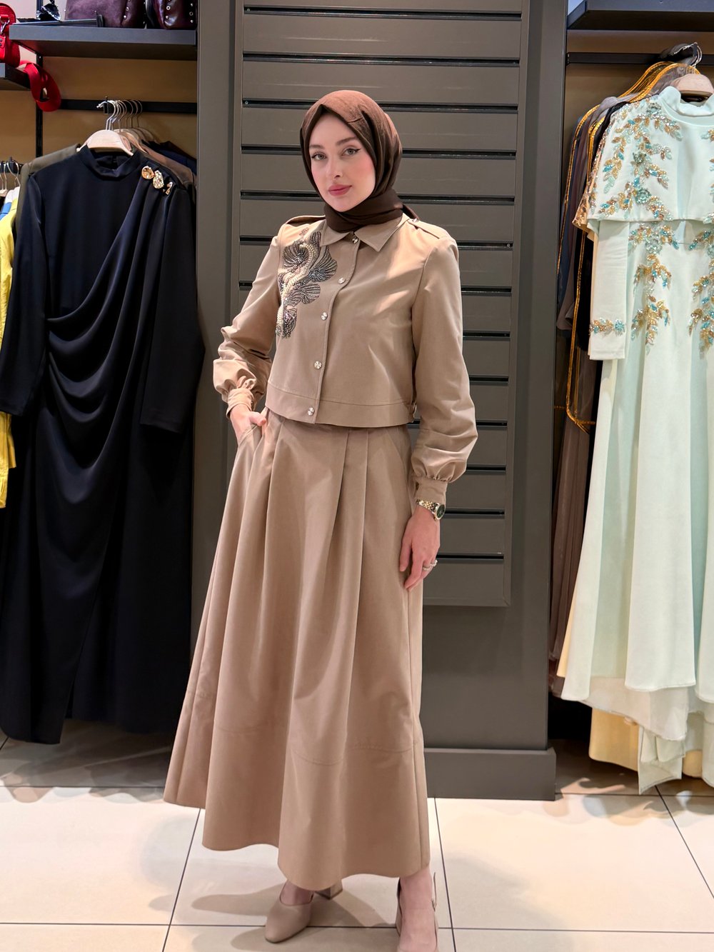 ÇİÇEK İŞLEMELİ DÜĞMELİ ETEK TAKIM CAMEL