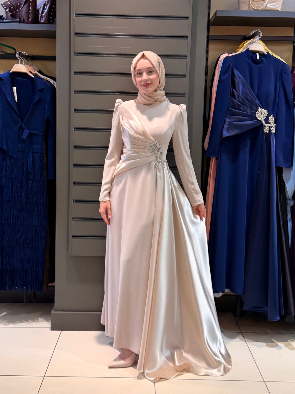 TAŞLI GÜL DETAY ABİYE BEJ