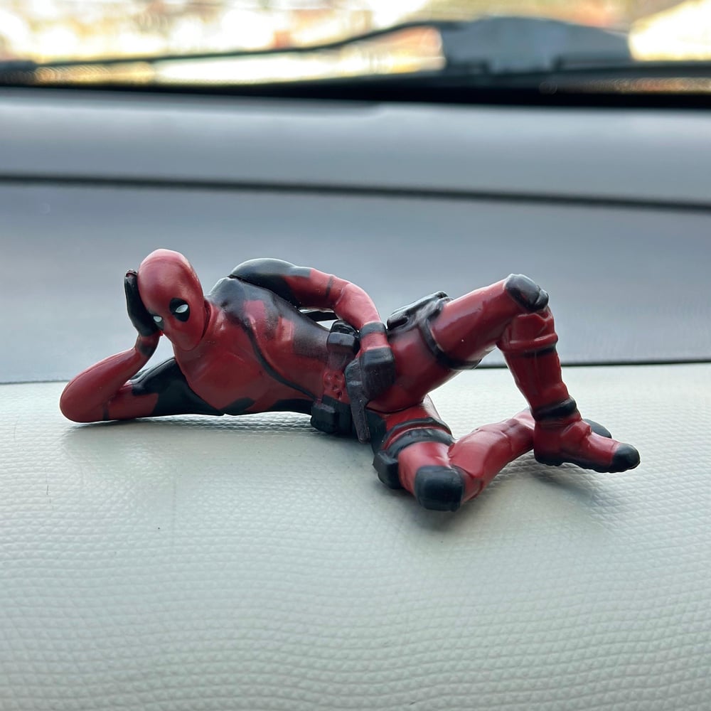 Yatan Deadpool Süper Kahraman Figürü Biblo Araba Torpido Aksesuar Araç İçi Aksesuar Süslemeler