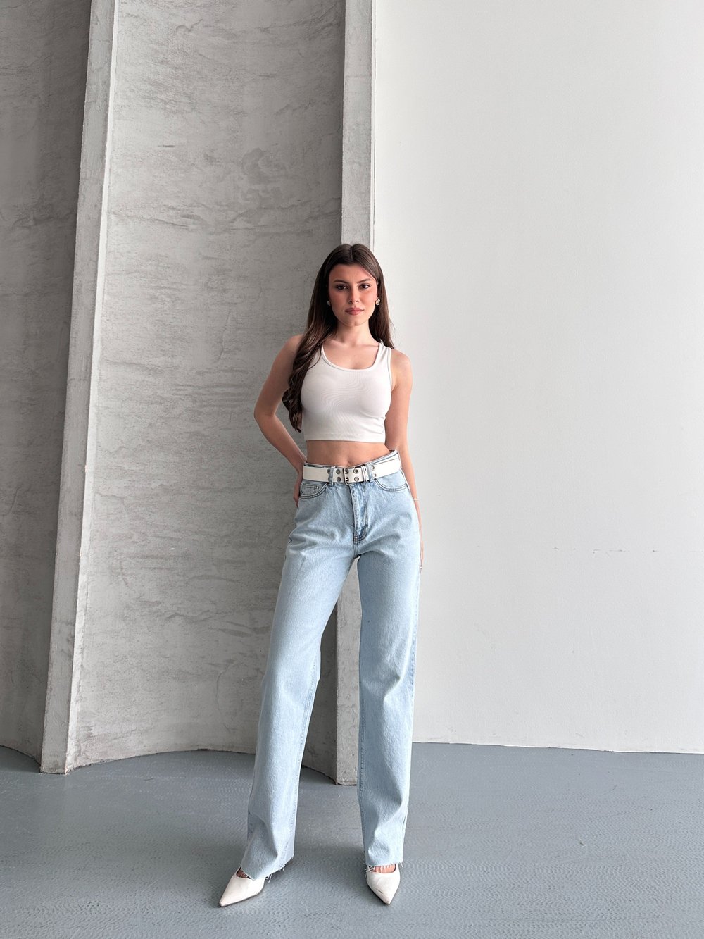 Paça Kesik Detaylı Jean