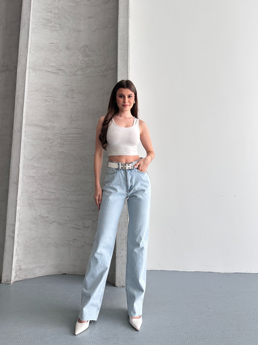 Paça Kesik Detaylı Jean