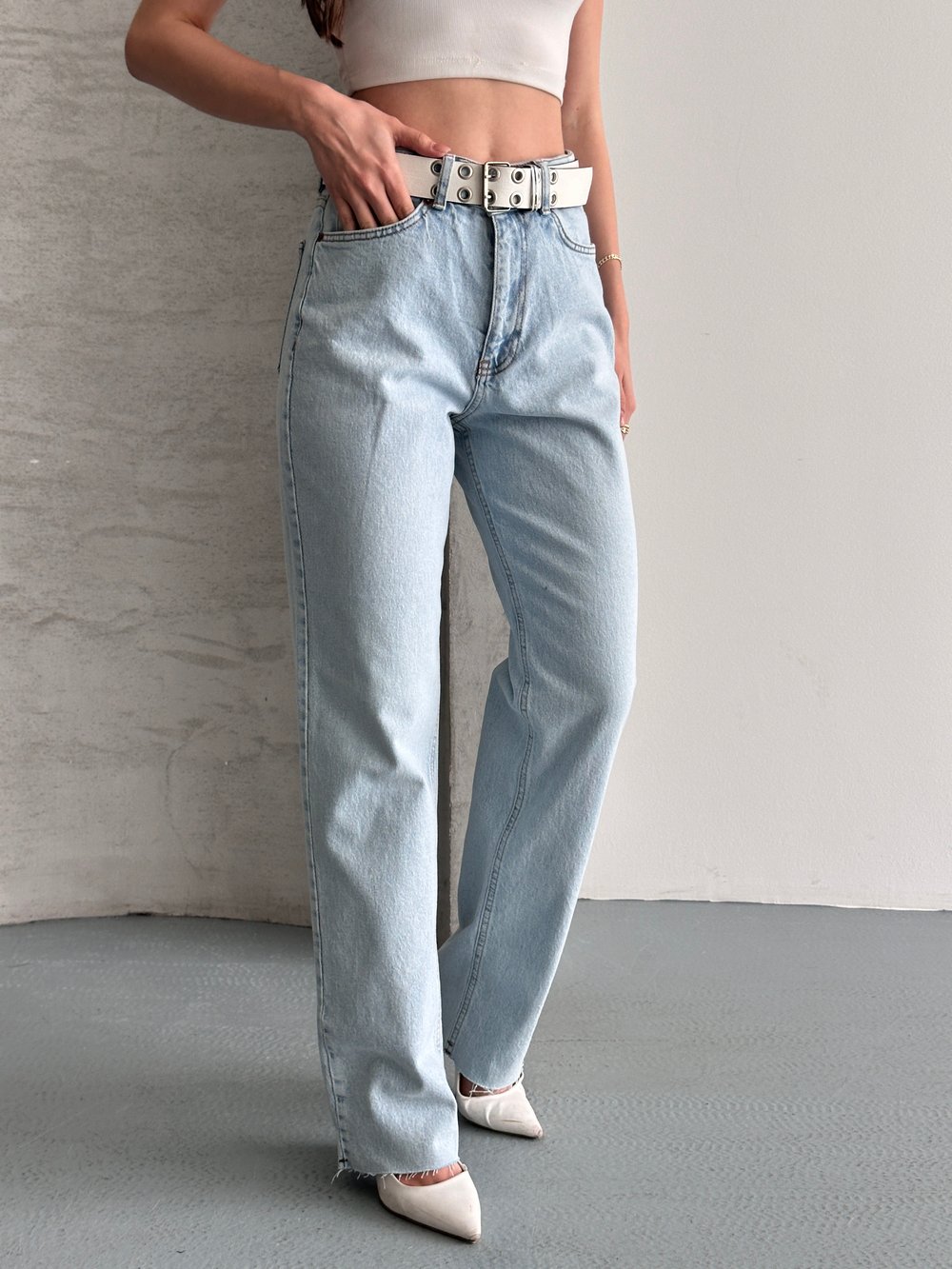 Paça Kesik Detaylı Jean