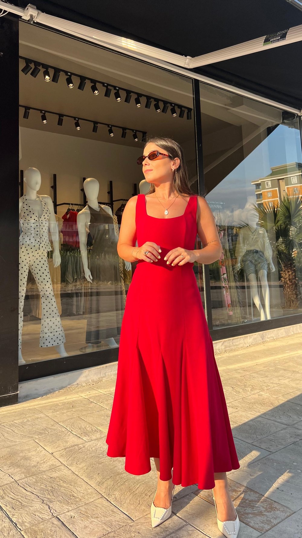 Kırmızı Kare Yaka Midi Elbise