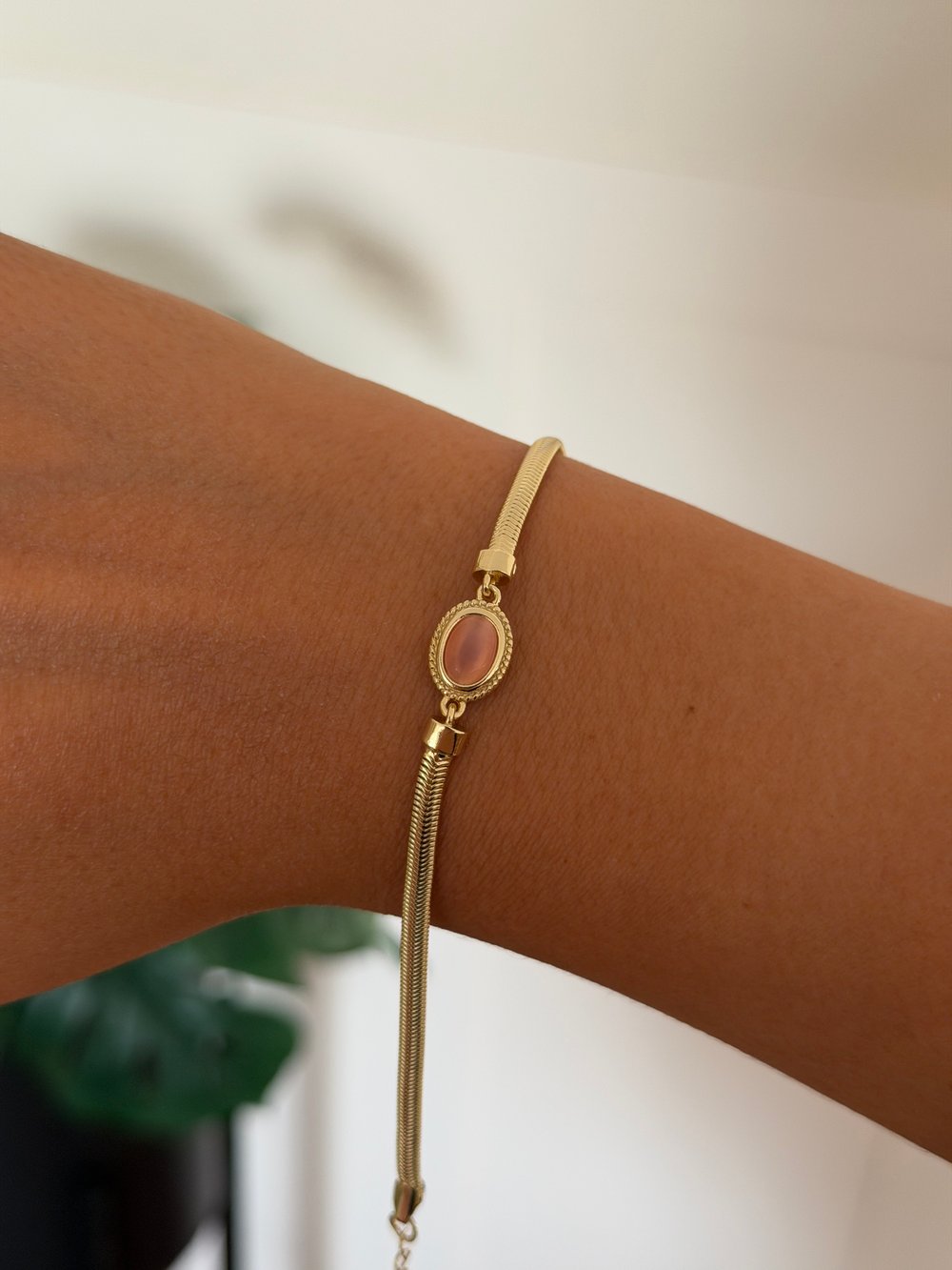 14K gold renk altın. kaplama,modası geçmeyen zincir ve ortası sedef pembe taşlı bileklik