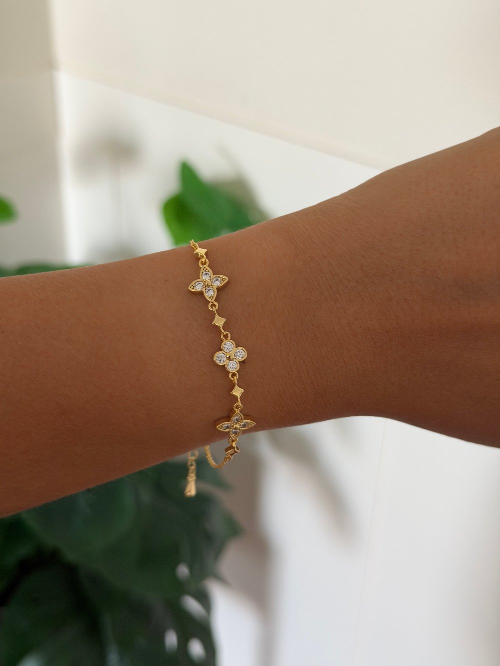 14K gold renk altın kaplama yonca detaylı zirkon taşlı çıtır bileklik