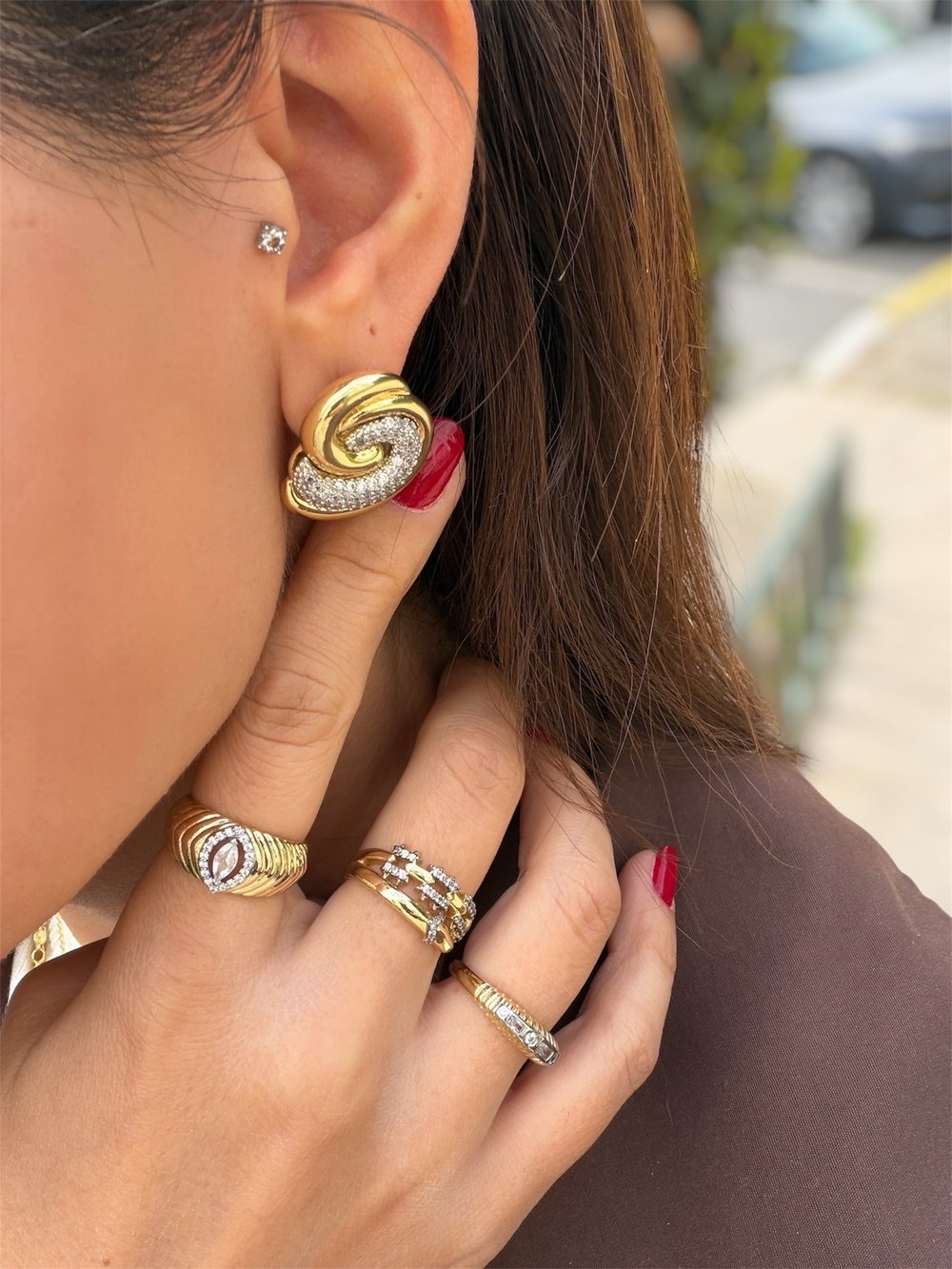 14K gold renk,sarmal model tek başına dikkat çekici,çivi model küpe