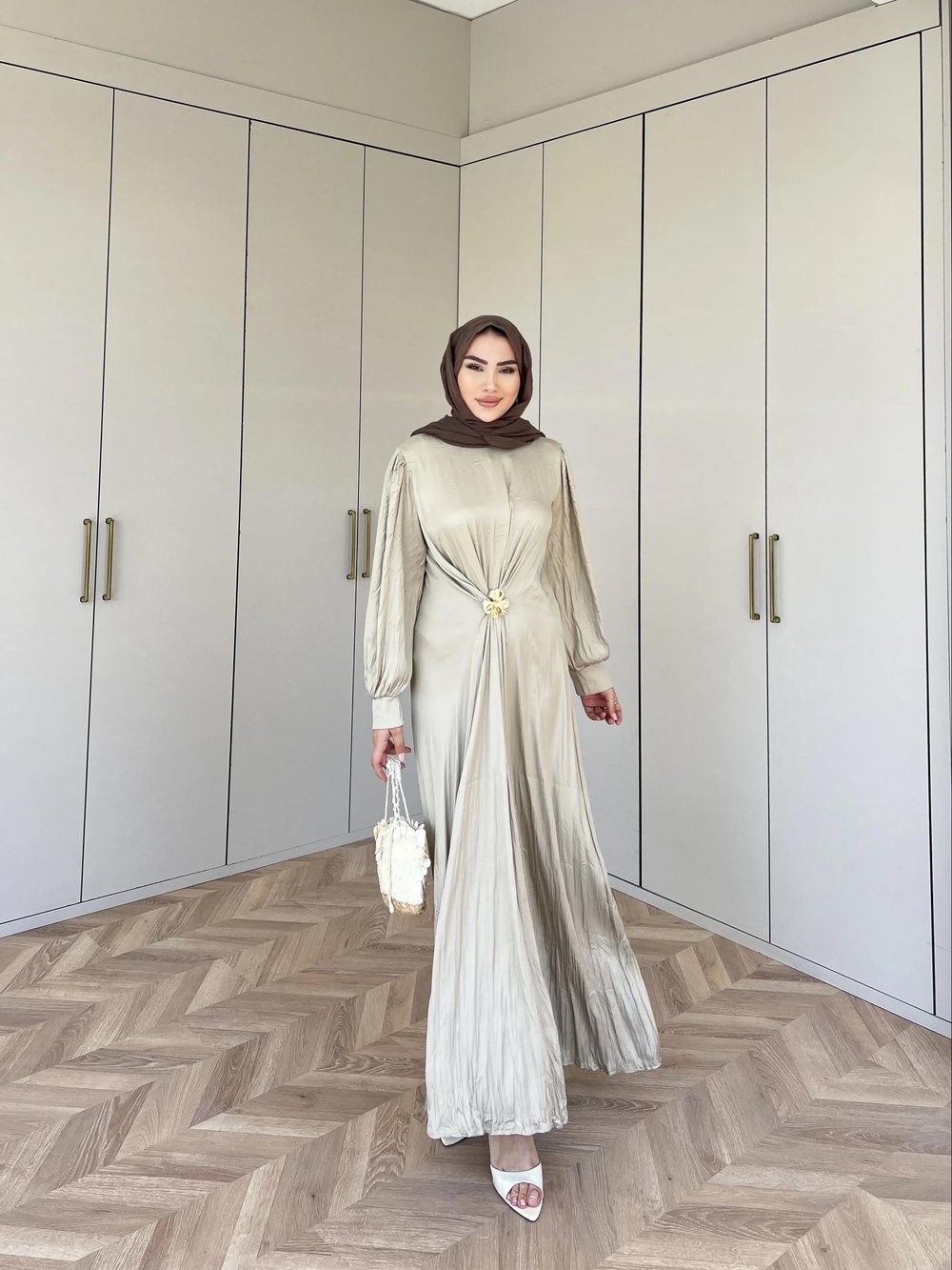 Broşlu Aden Elbise - Bej