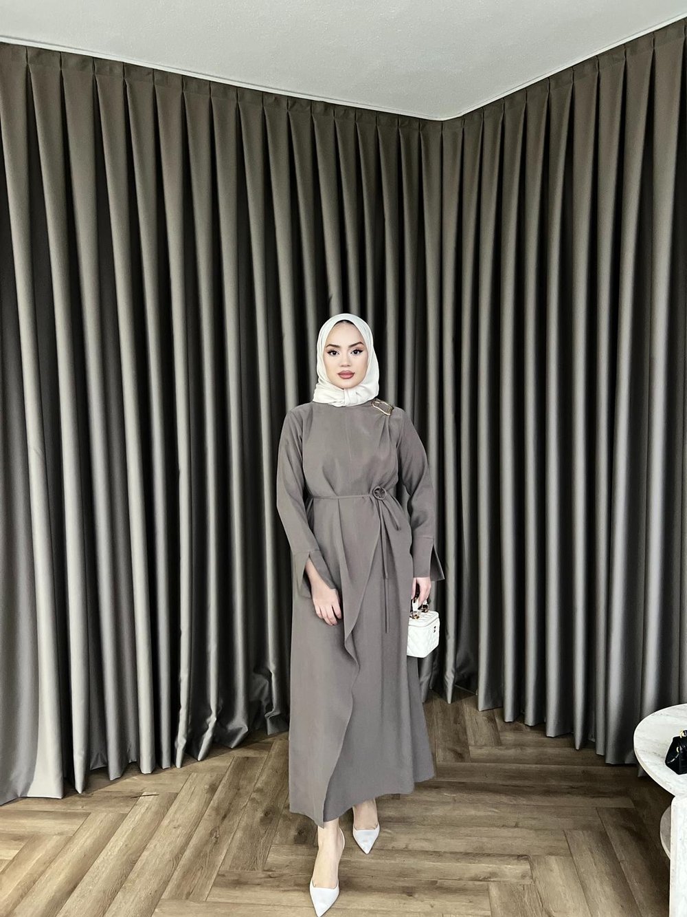 Desli Broşlu Elbise - Vizon