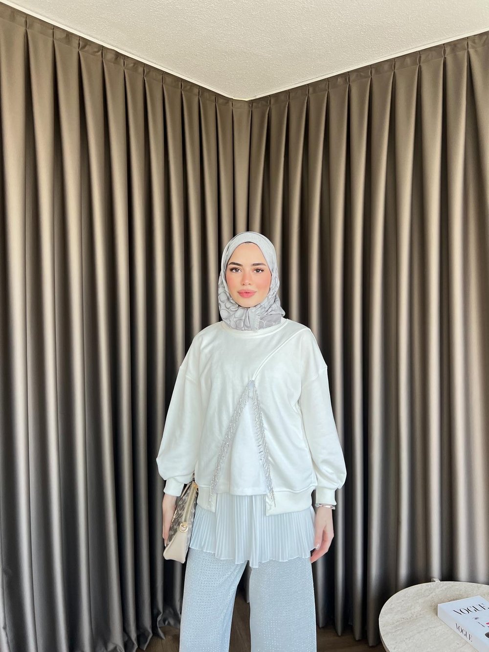 Ela Taş Detaylı Sweat Beyaz