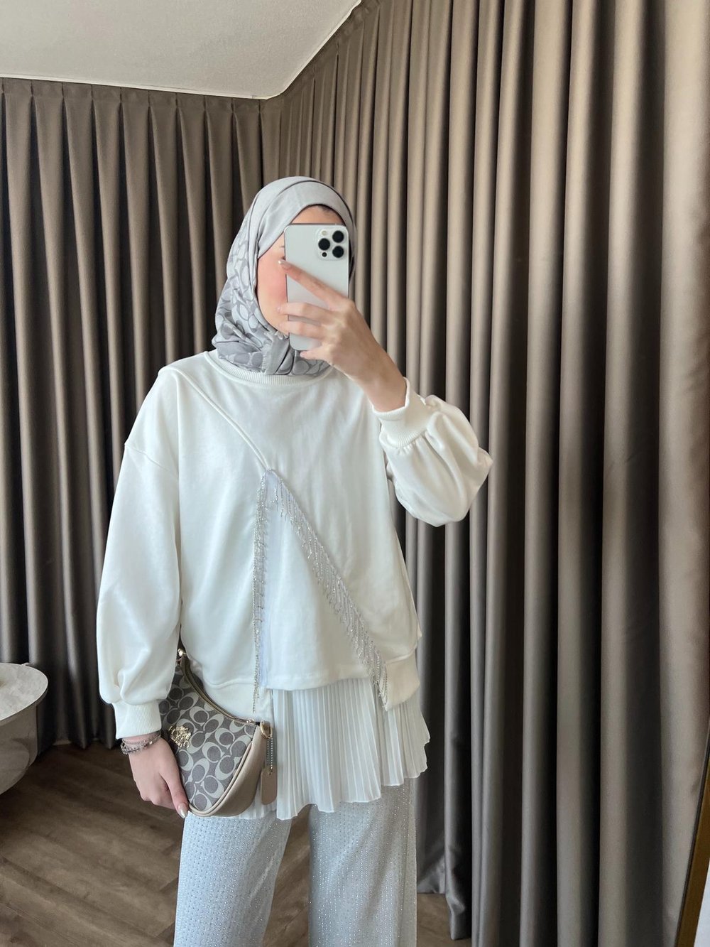 Ela Taş Detaylı Sweat Beyaz