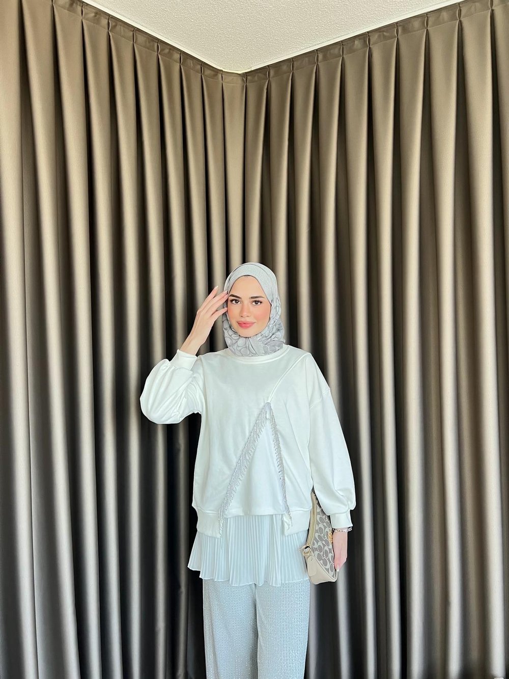 Ela Taş Detaylı Sweat Beyaz