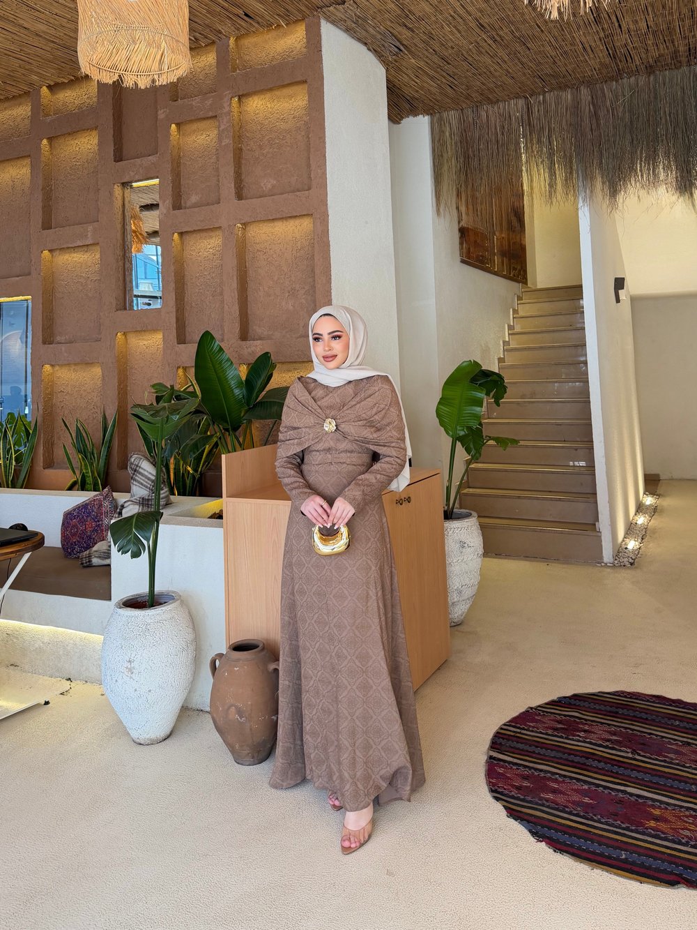 Fuş - Orchid Şal Detaylı Broşlu Elbise - Vizon