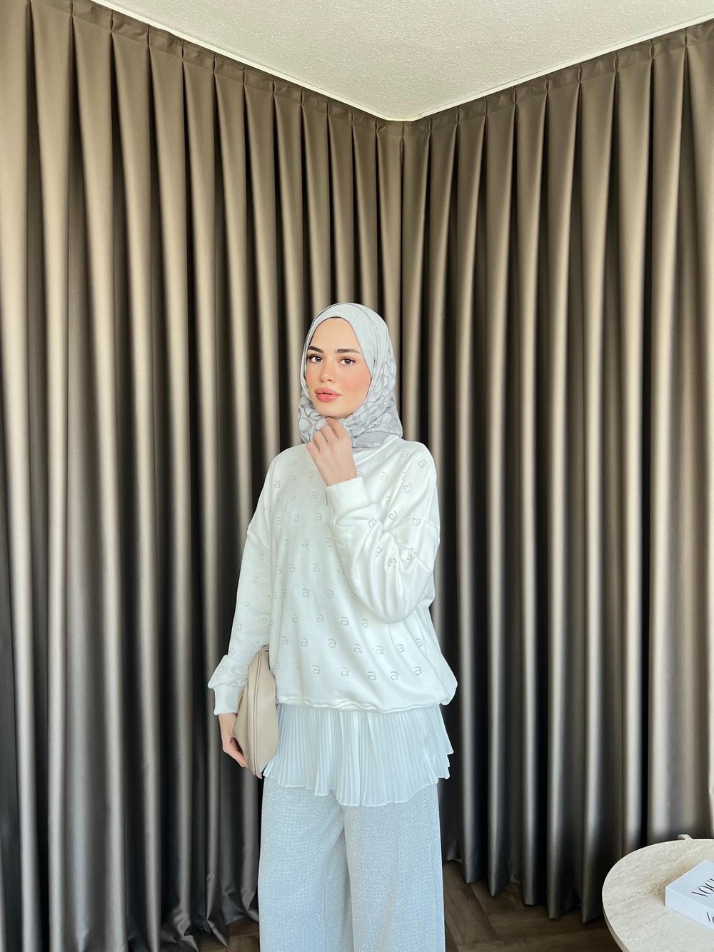 Muadil Harf Taşlı Sweat Beyaz