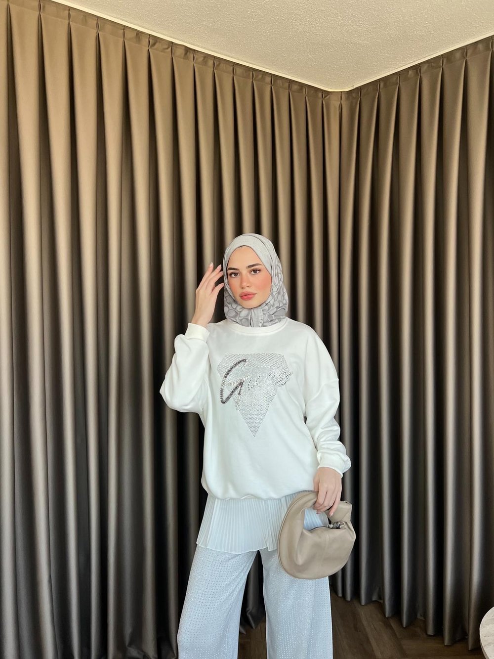 Muadil Yan Kısmı Boncuk Detaylı Sweat Beyaz