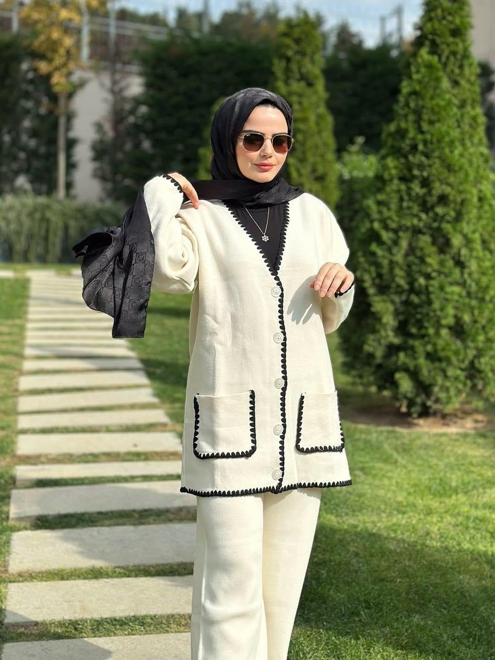 Biye Detaylı Beyaz Triko Takım