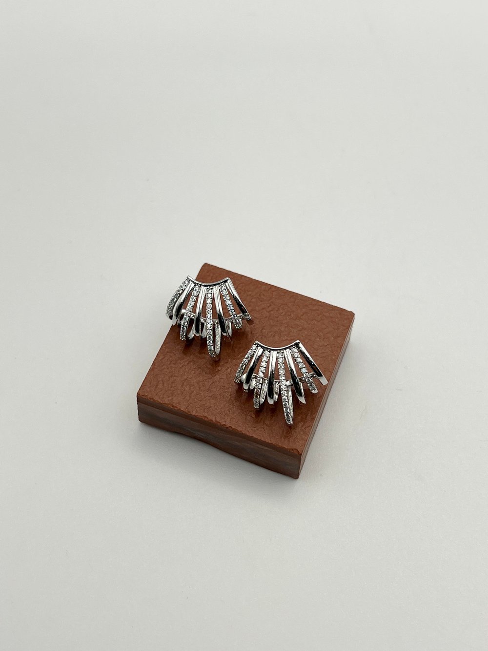 Çoklu Görünümlü Taşlı Suyolu Küpe Silver 2cm