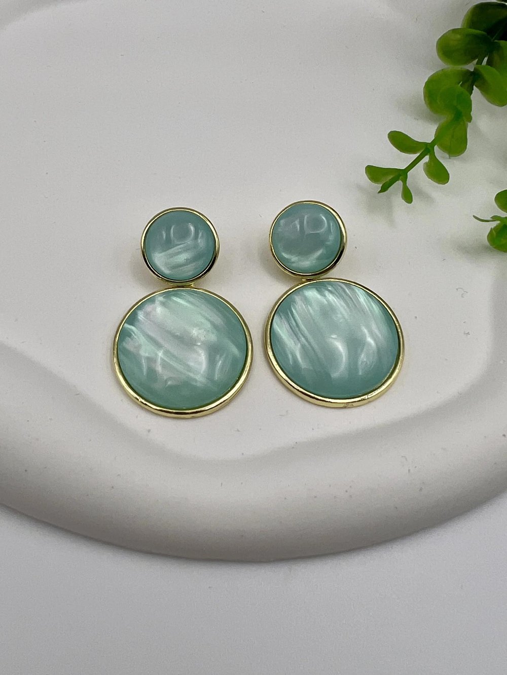 Renkli Sedefli Sallantılı Küpe