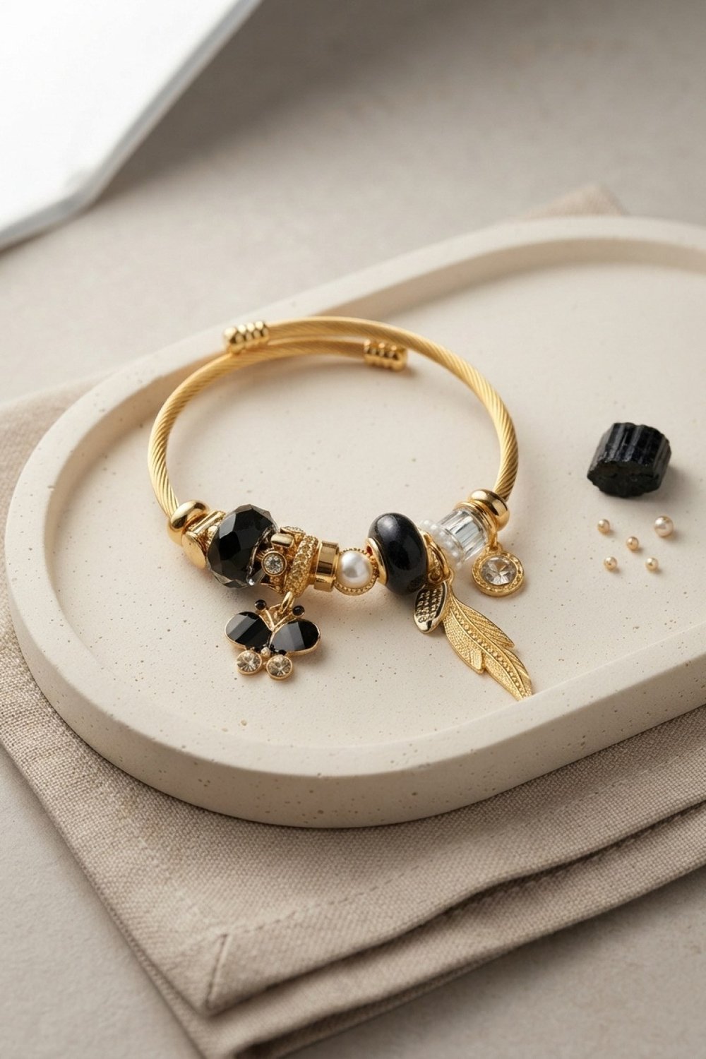 Kelebek Model Gold Renk Siyah Charmlı Bileklik