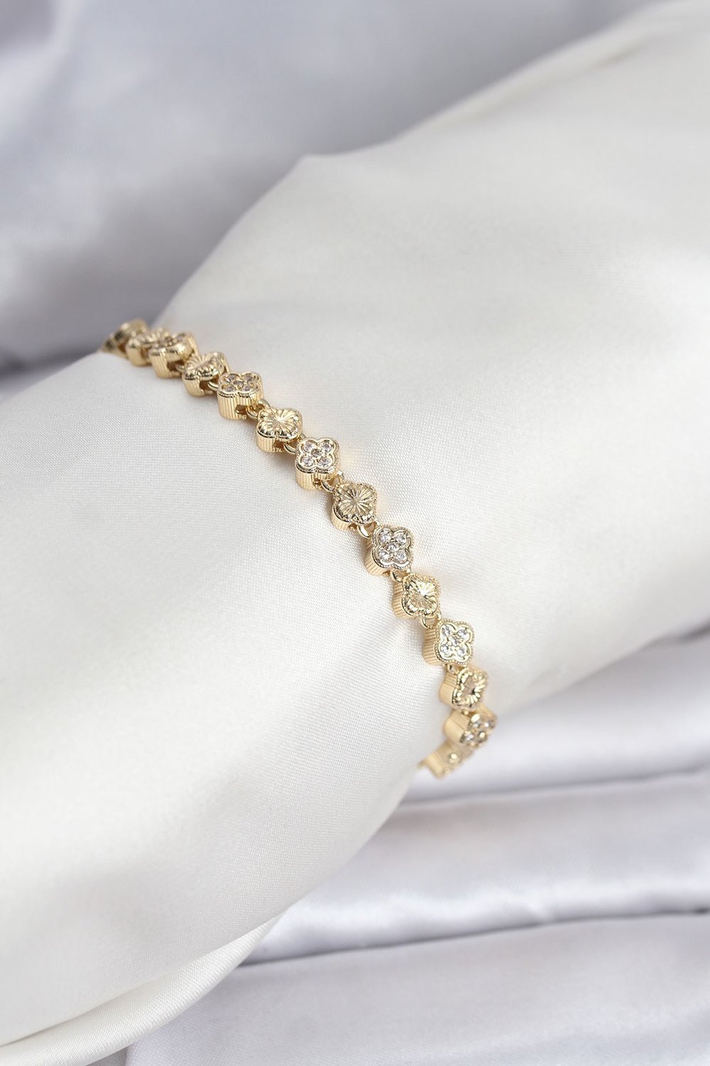 Pirinç Gold Renk VIP Seri Sıralı Yonca Model Zirkon Taşlı Kadın Bileklik
