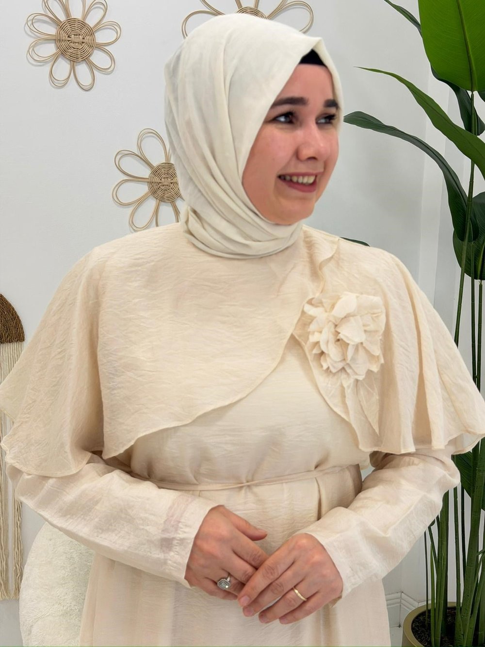 Bej Çiçek Detaylı Elbise
