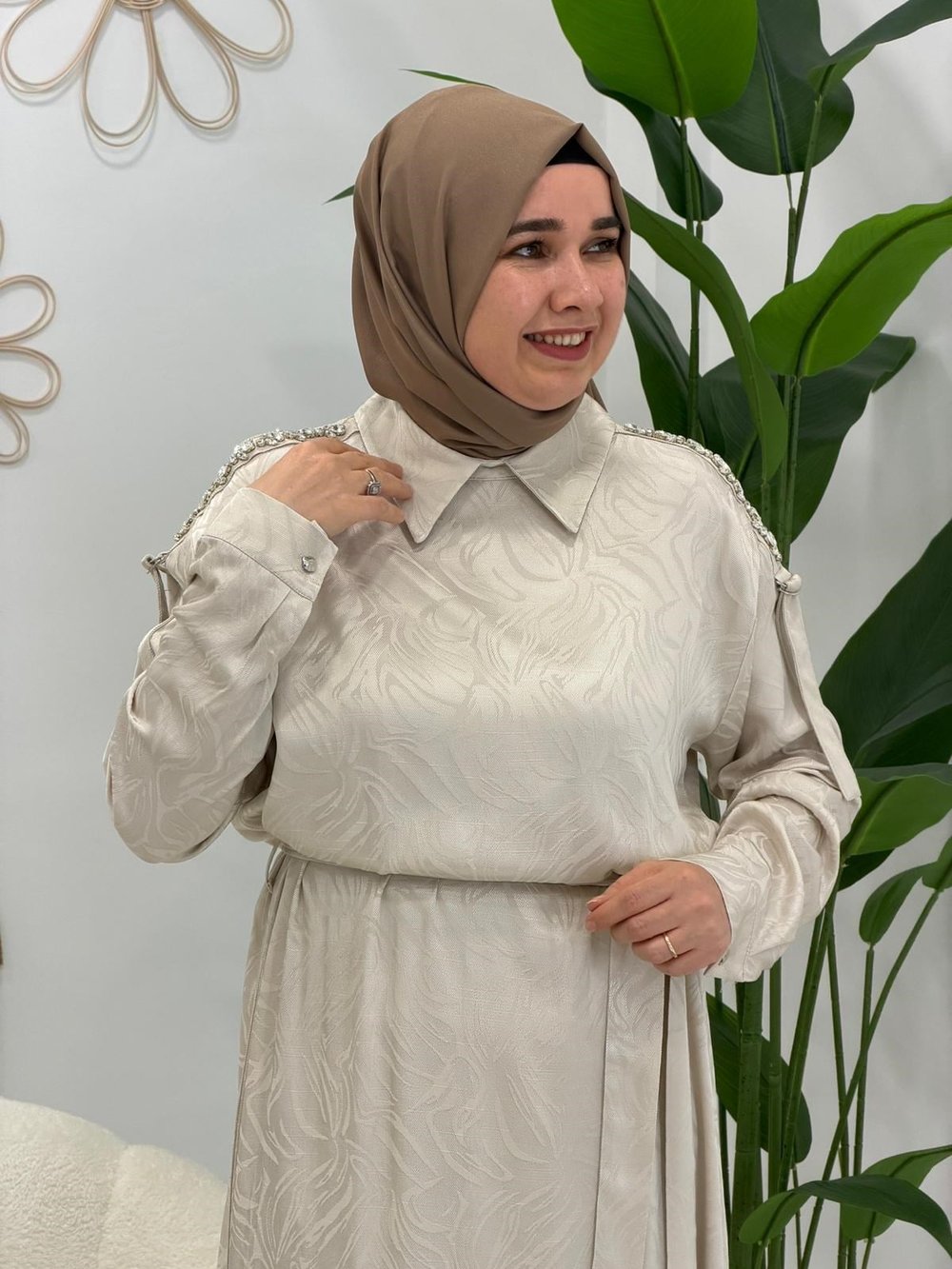 Bej Kemer Detaylı Elbise