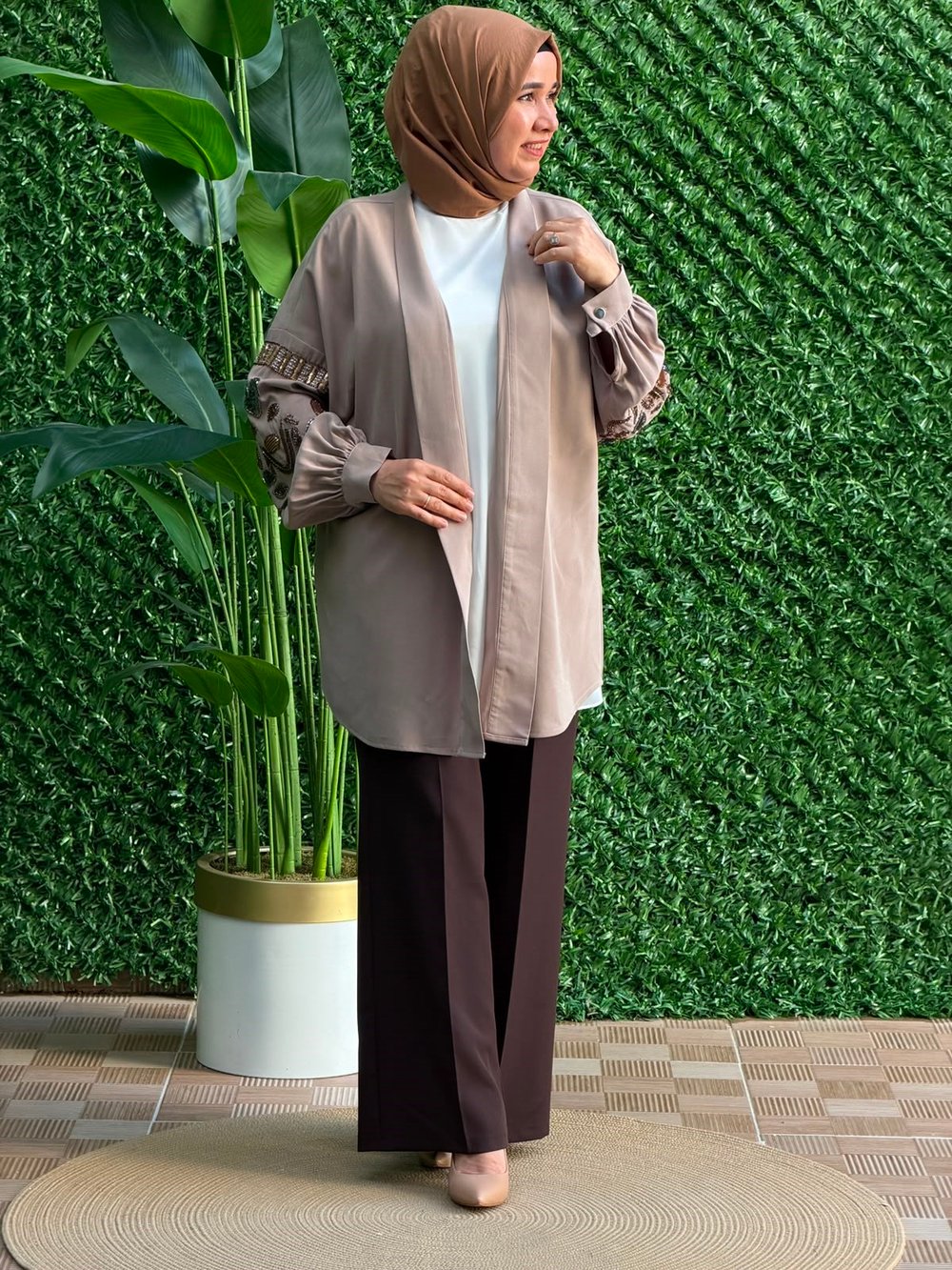 Bej Kolları Taş ve Payet İşlemeli Kimono