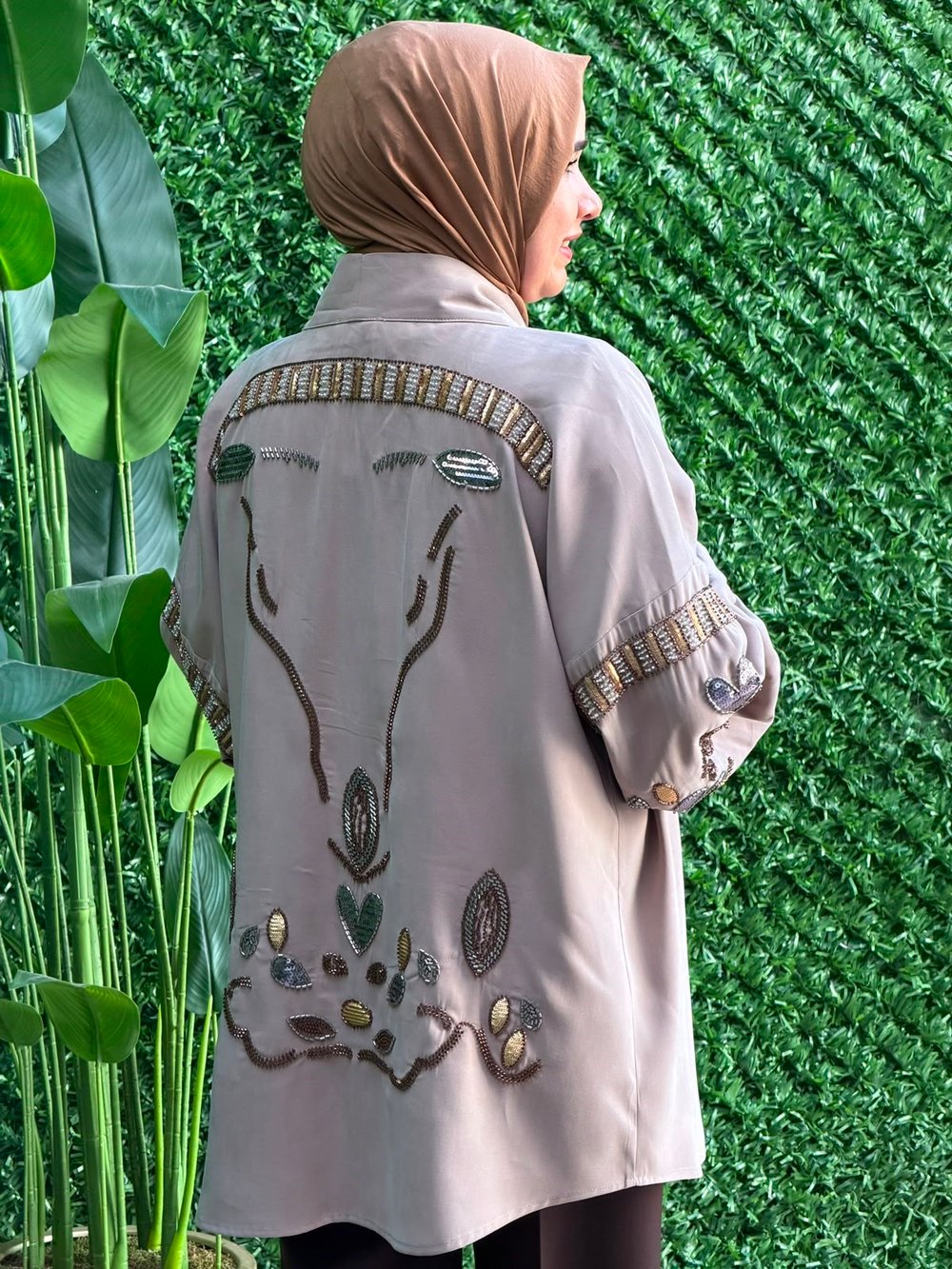 Bej Kolları Taş ve Payet İşlemeli Kimono