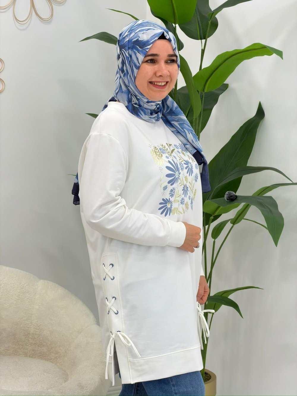 Beyaz Çiçek Detay Eşofman Tunik
