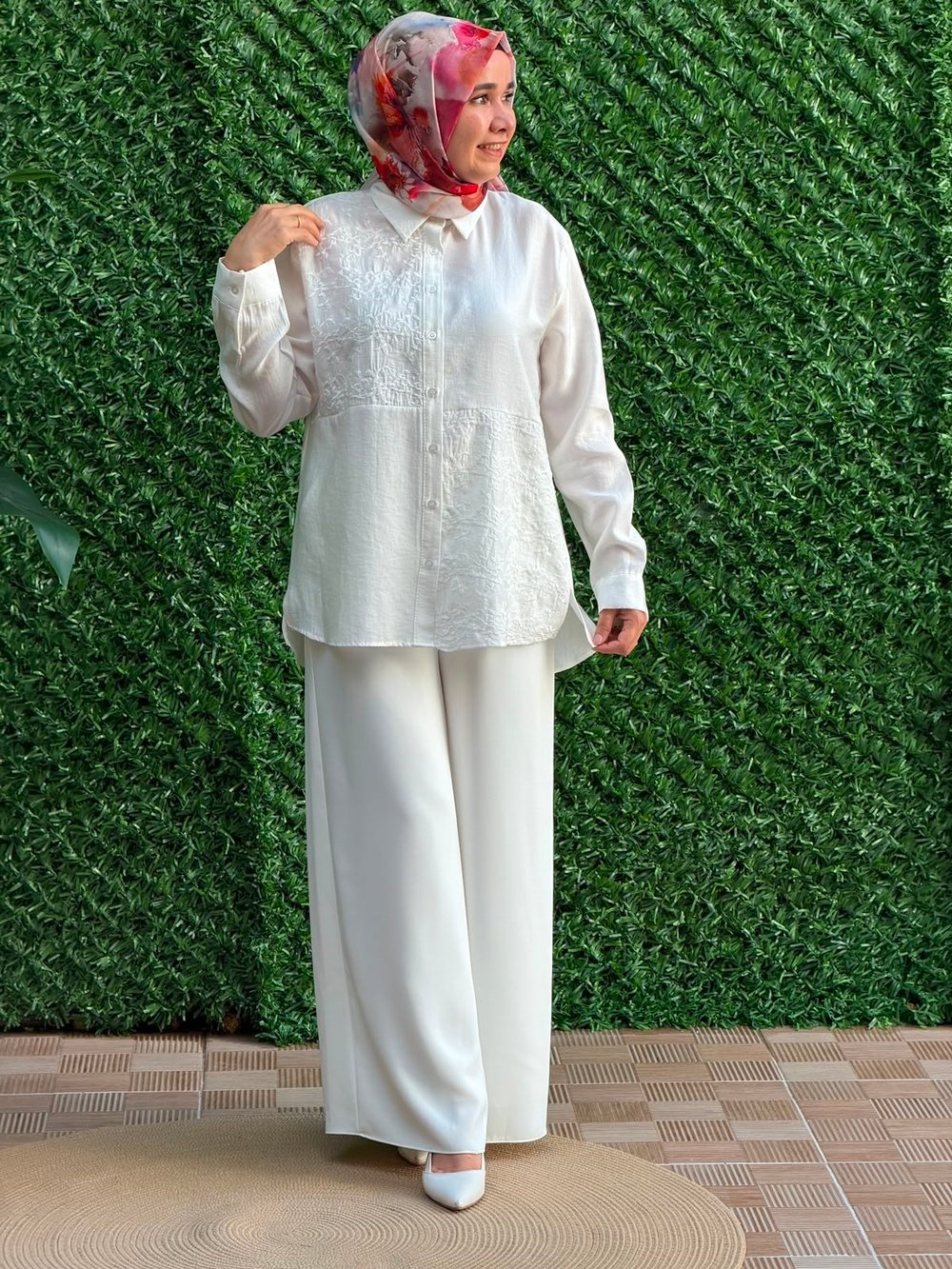 Beyaz Önü Pul ve Payet İşlemeli Tunik