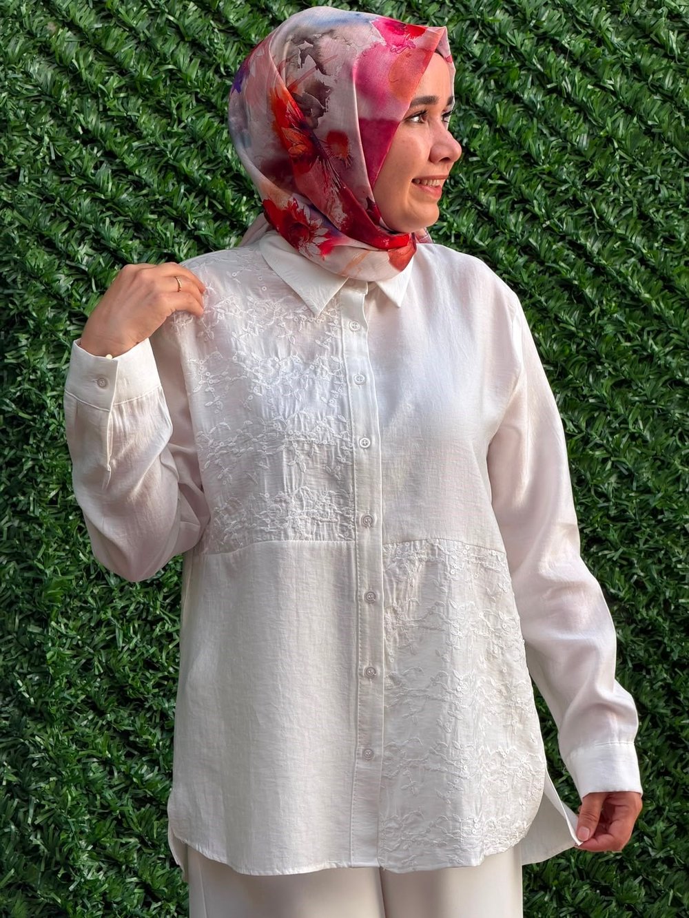Beyaz Önü Pul ve Payet İşlemeli Tunik