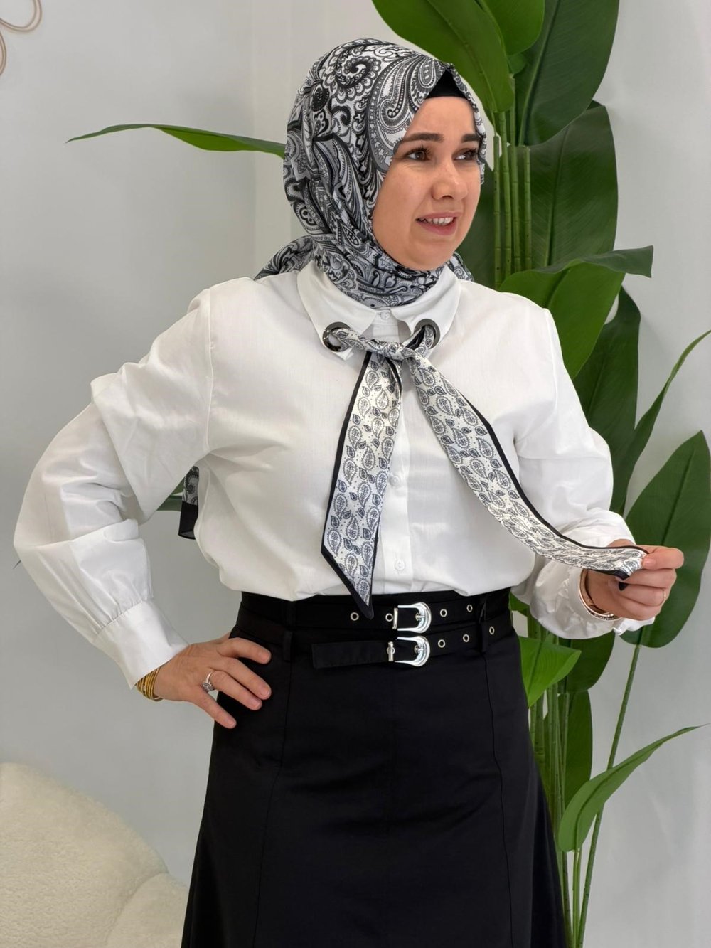 Ekru Fular Detaylı Gömlek