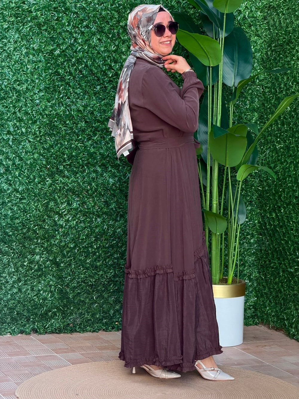 Kahve Broş Detaylı Elbise
