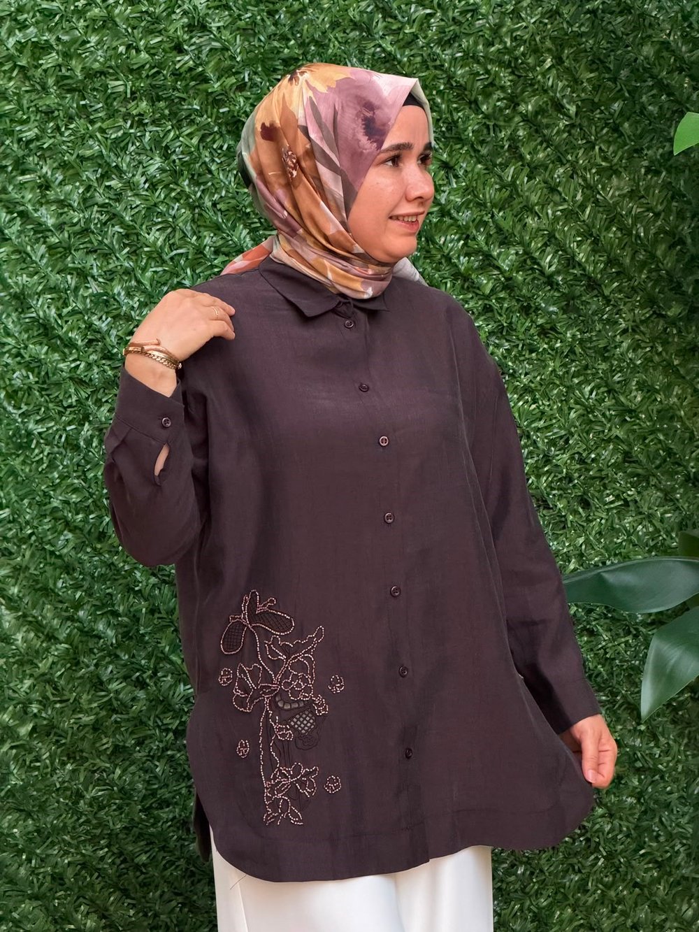 Kahverengi Önü Nakış İşlemeli Tunik