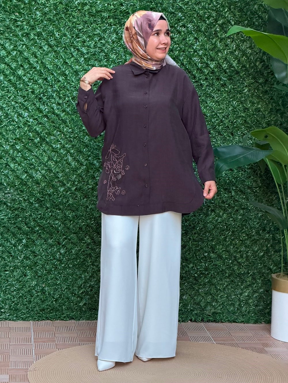 Kahverengi Önü Nakış İşlemeli Tunik