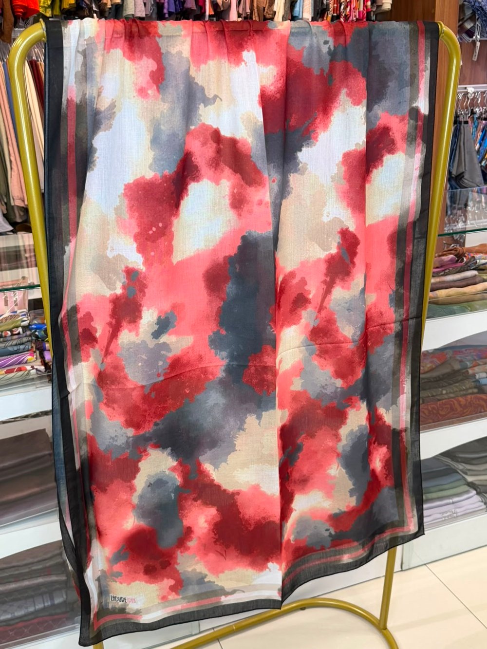 Kırmızı ve Siyah Batik Efektli Kamuflaj Desenli Pamuk Şal
