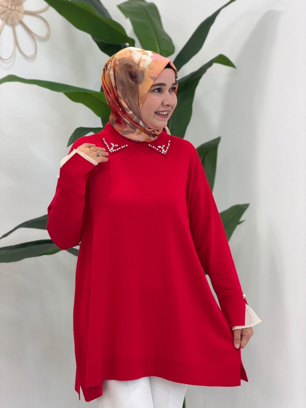 Kırmızı Yaka ve Kol Detaylı Triko Tunik