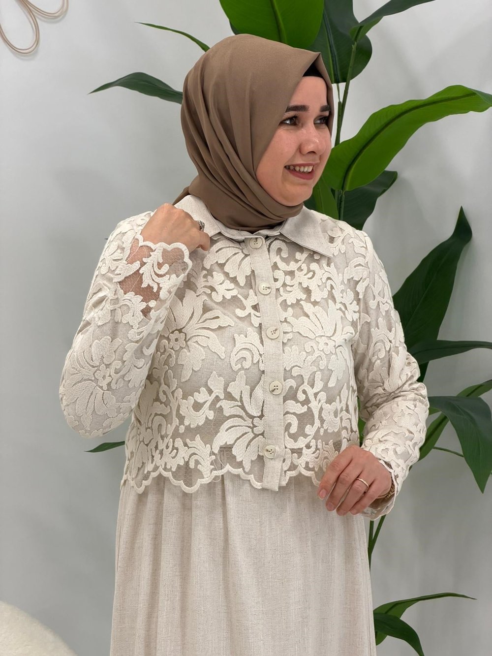 Krem Dantel Detaylı Elbise