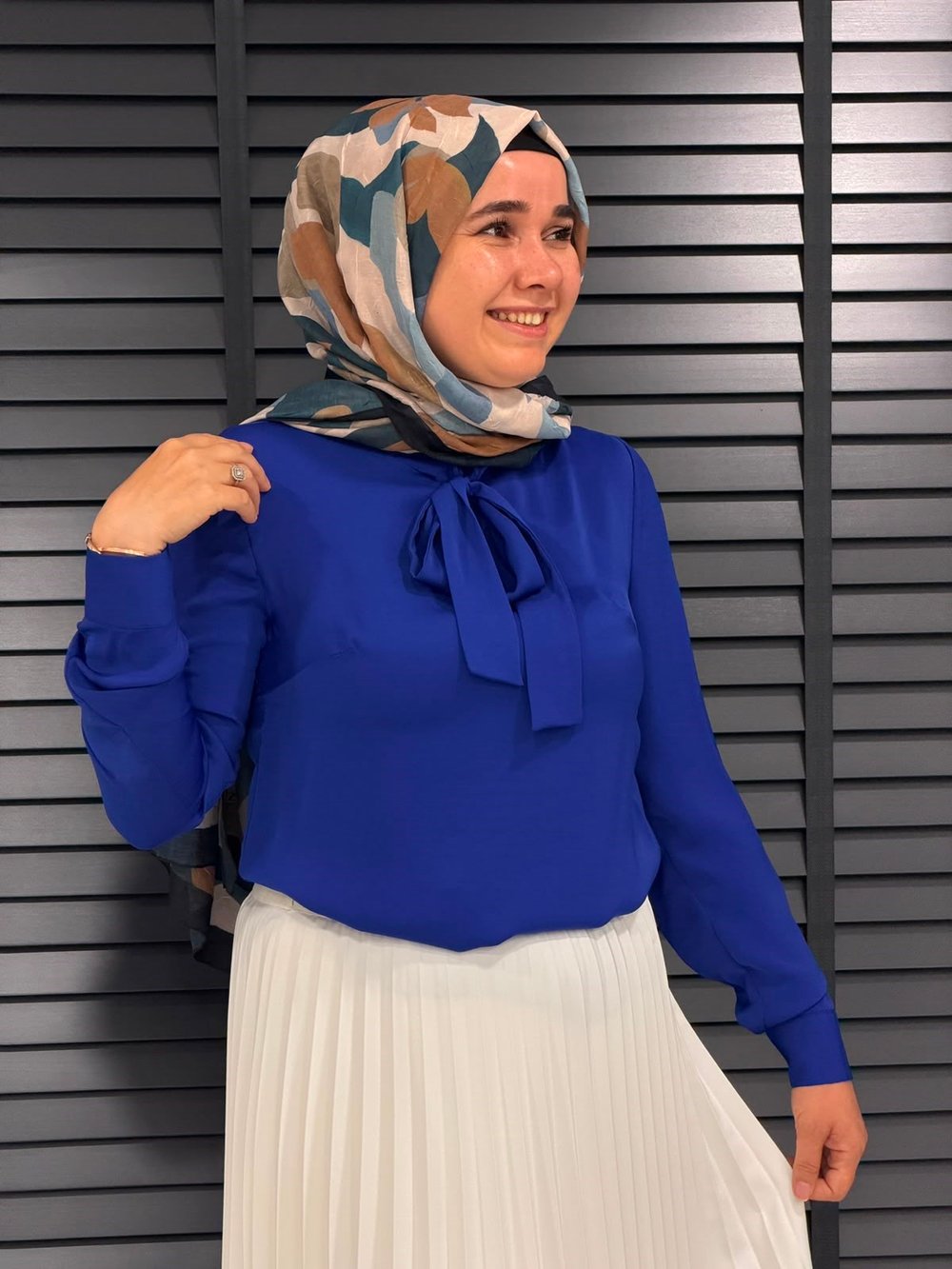 Mavi Yaka Bağlamalı Saten Bluz