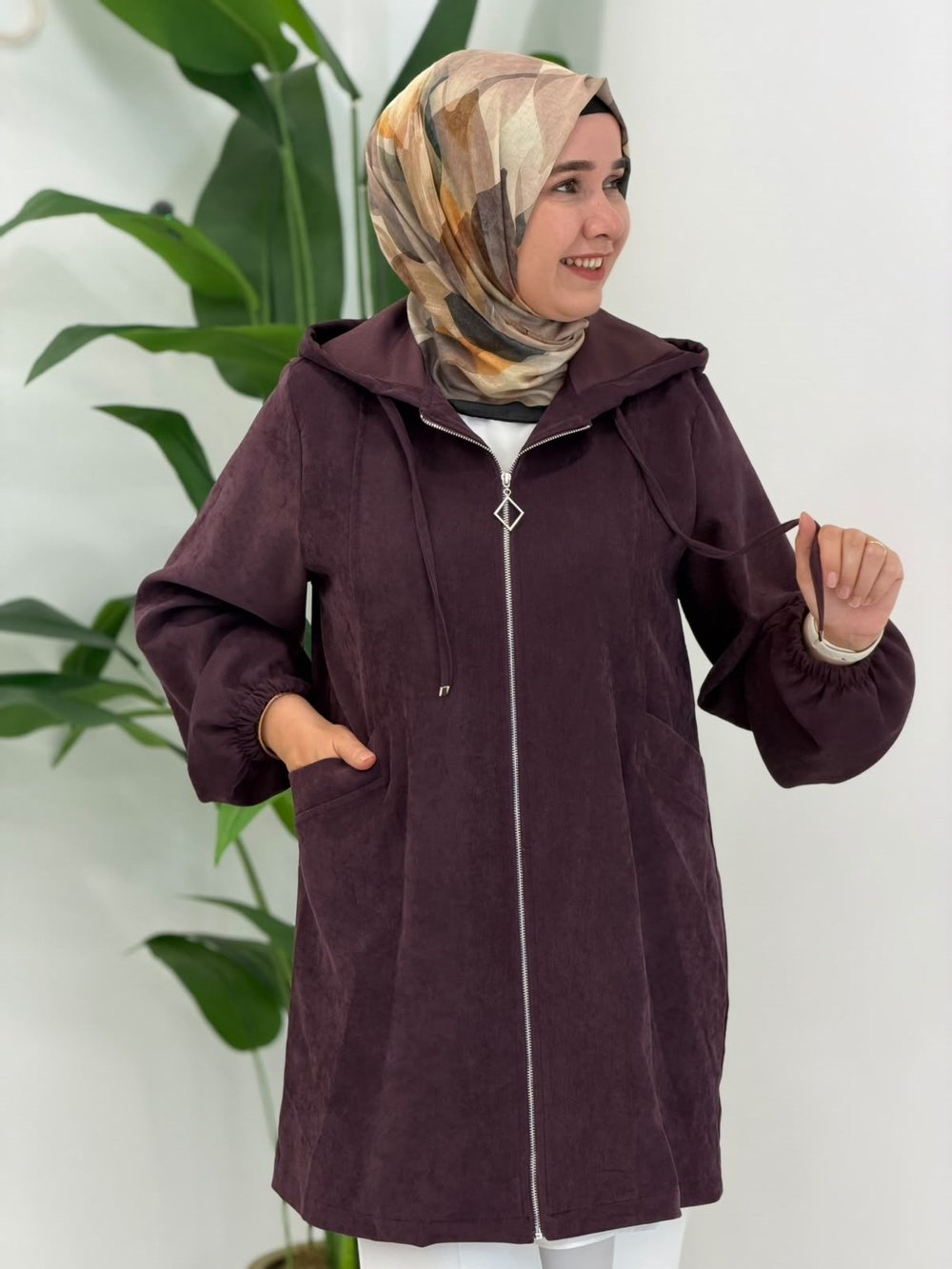 Mürdüm Arkası Çiçek Nakışlı Kapüşonlu Kap