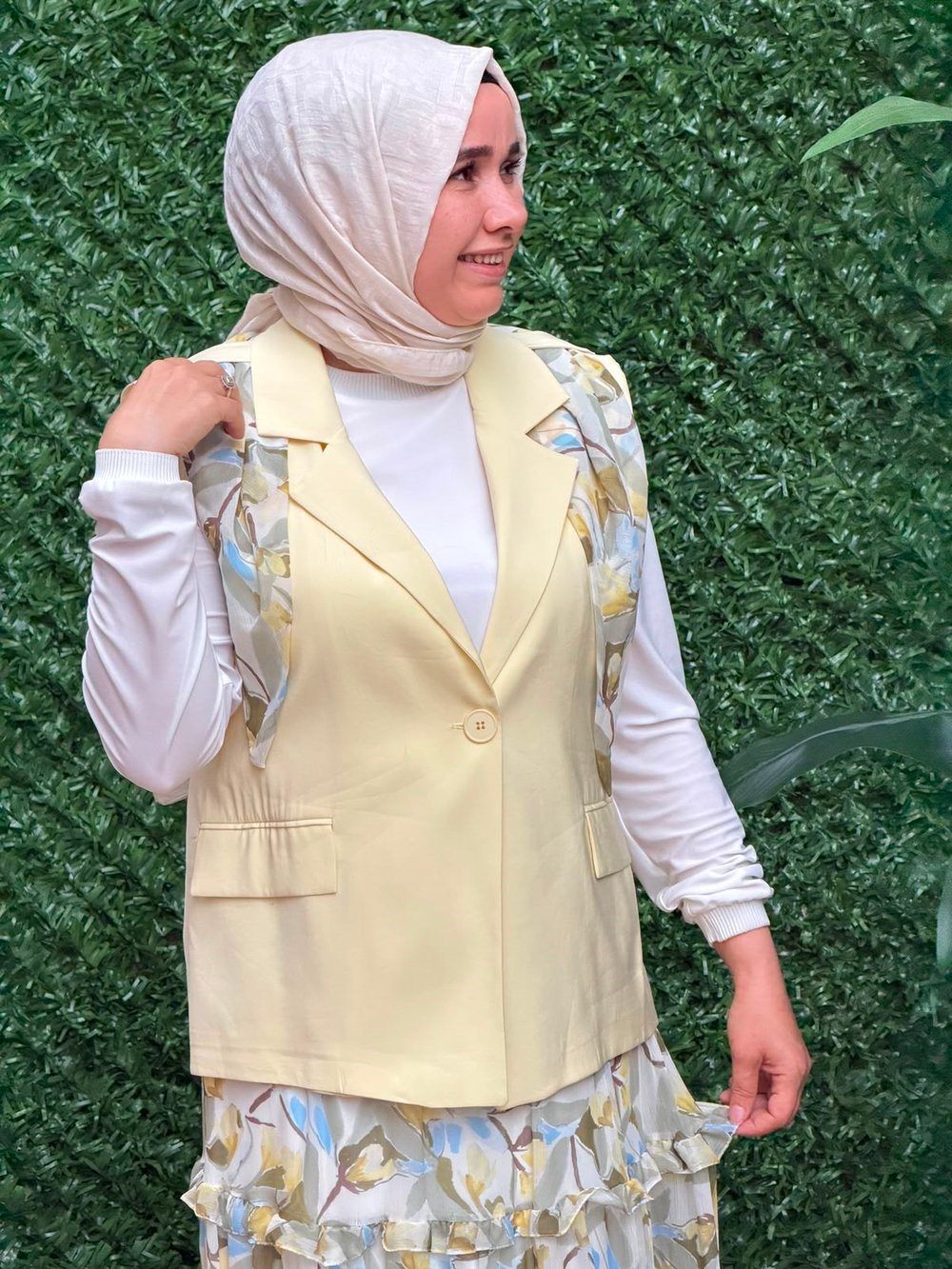 Sarı Yelekli Katlı Şifon Etek Takım