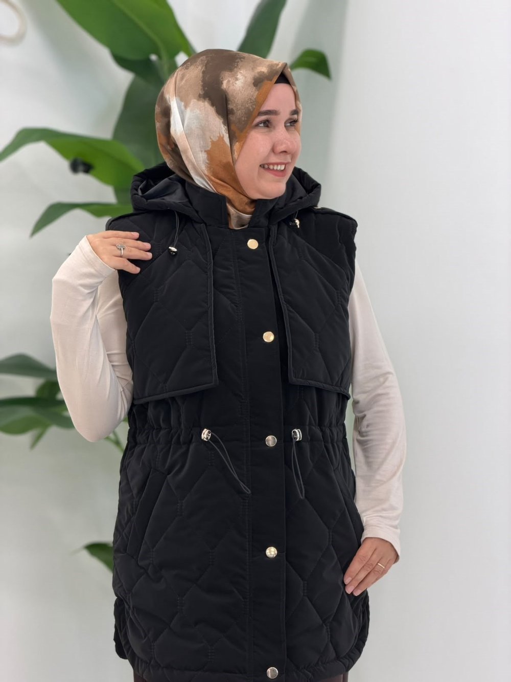 Siyah Bel Lastikli Çıtçıtlı Kapitone Yelek