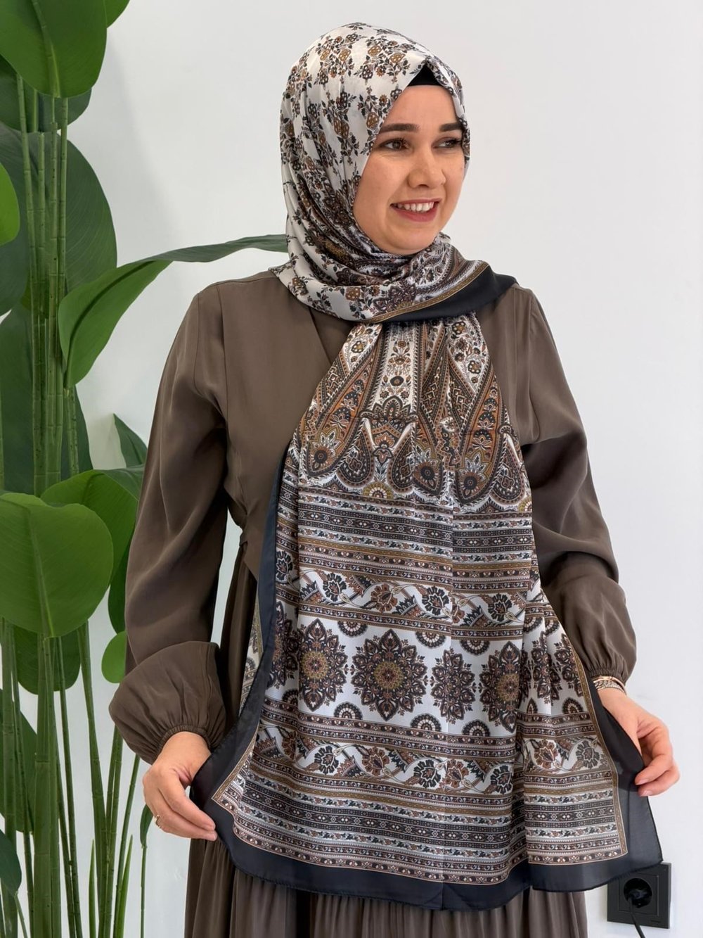 Siyah Desenli İpek  Şal
