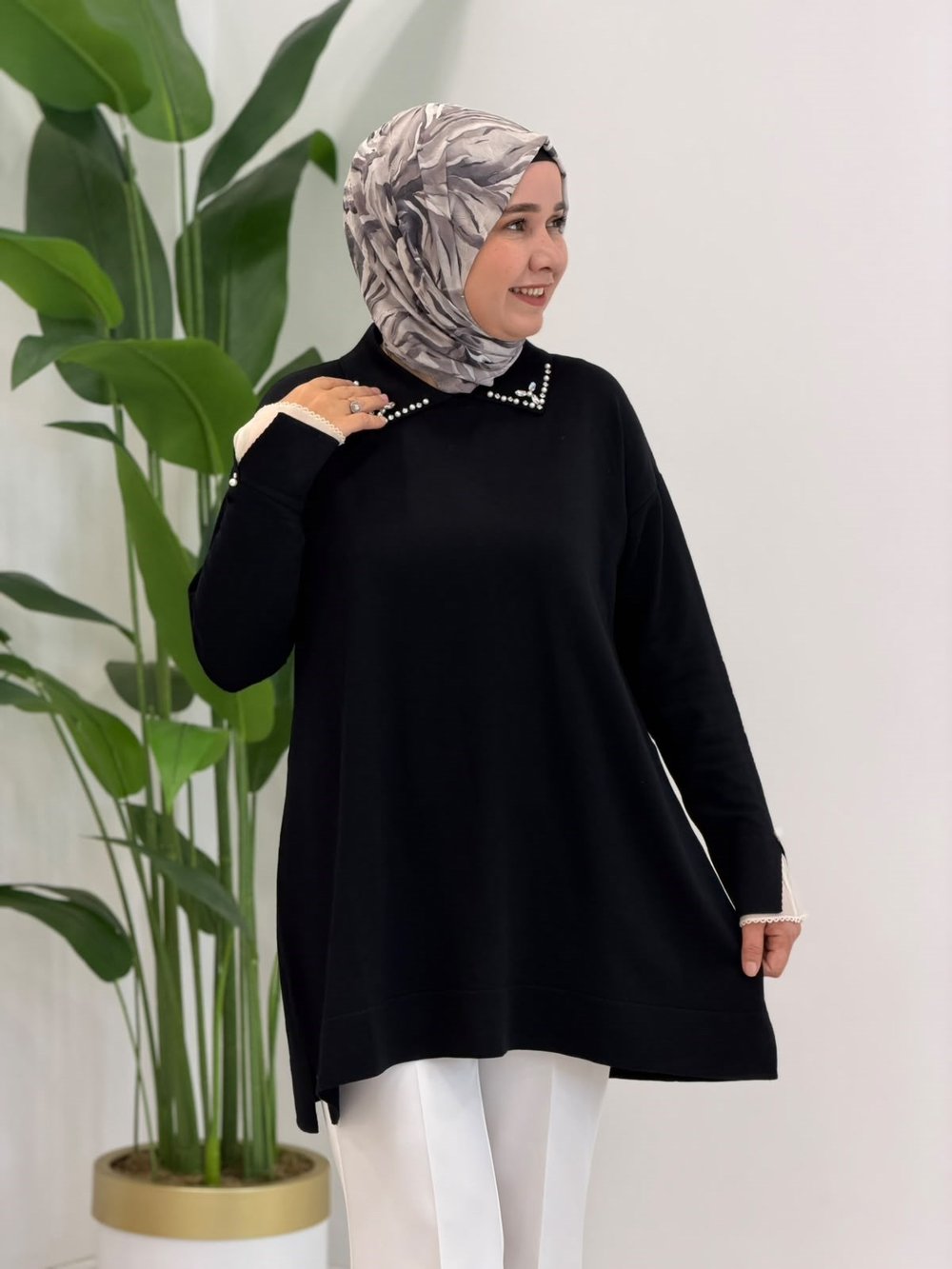 Siyah Yaka ve Kol Detaylı Triko Tunik