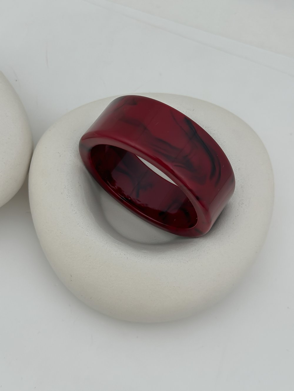 Bordo Renk Hareli Kemik Model Kelepçe Bileklik (6.7 Cm)