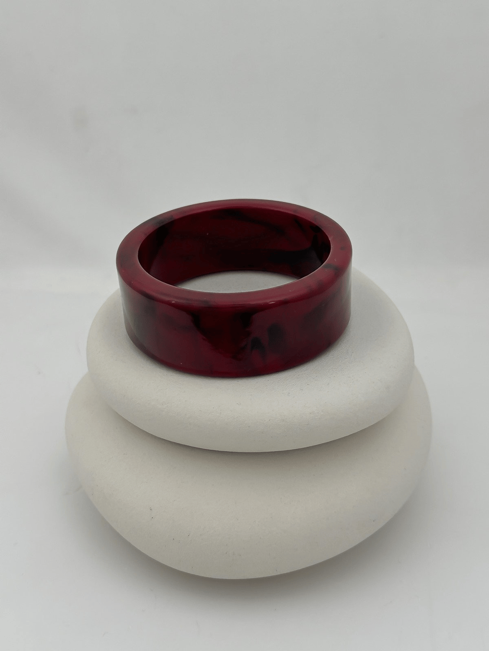 Bordo Renk Hareli Kemik Model Kelepçe Bileklik (6.7 Cm)