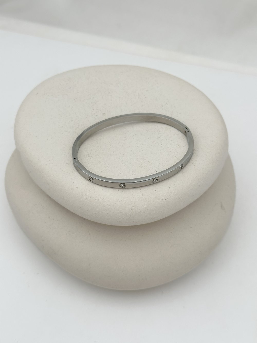 Çelik İnce Model Taşlı Marka Kelepçe Bileklik ( İç Çap : 6 Cm )