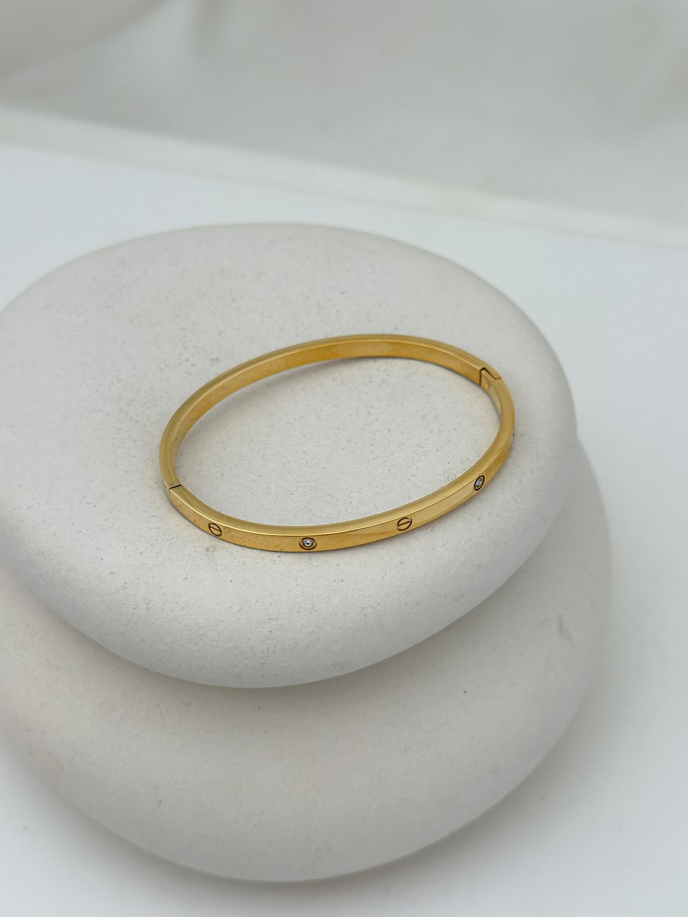Çelik İnce Model Taşlı Marka Kelepçe Bileklik ( İç Çap : 6 Cm )