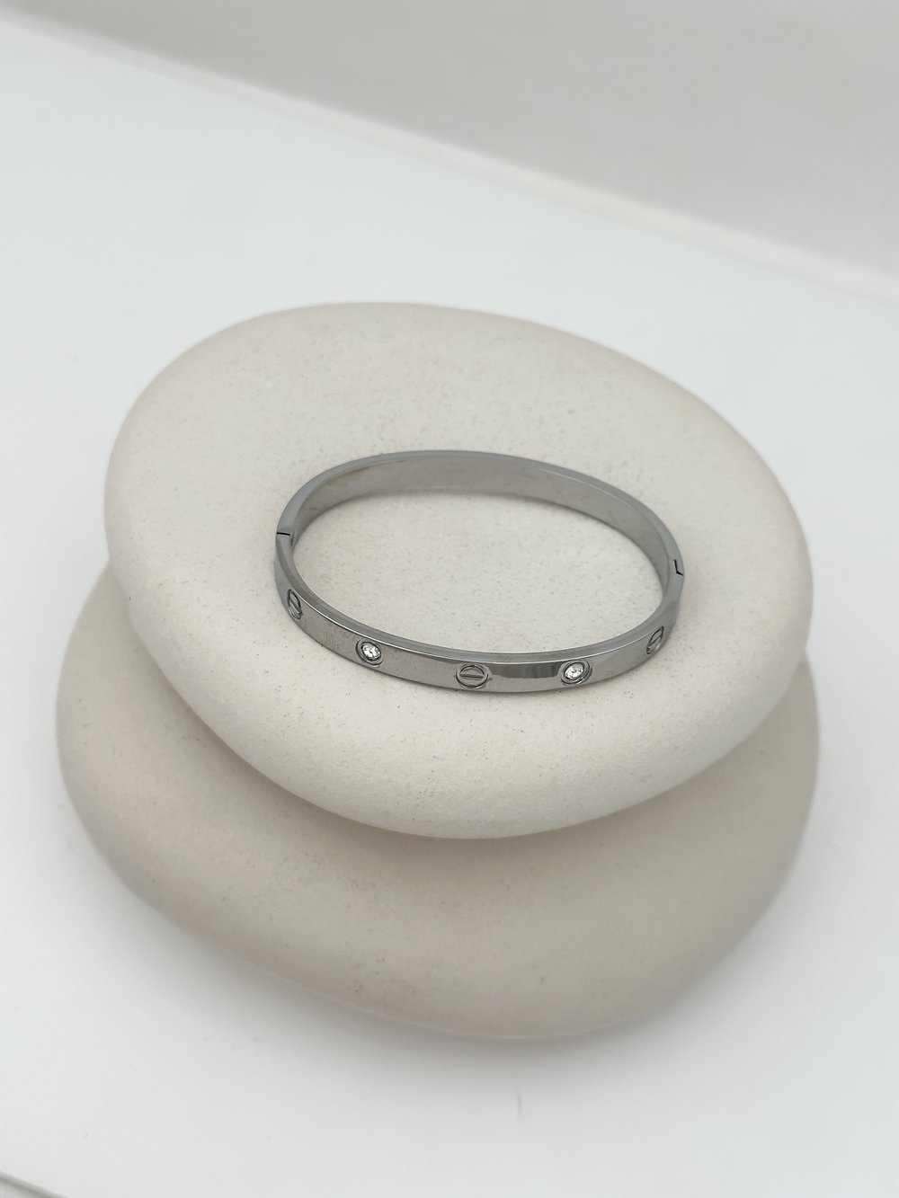 Çelik Kalın Model Taşlı Marka Kelepçe Bileklik ( İç Çap : 6 Cm )