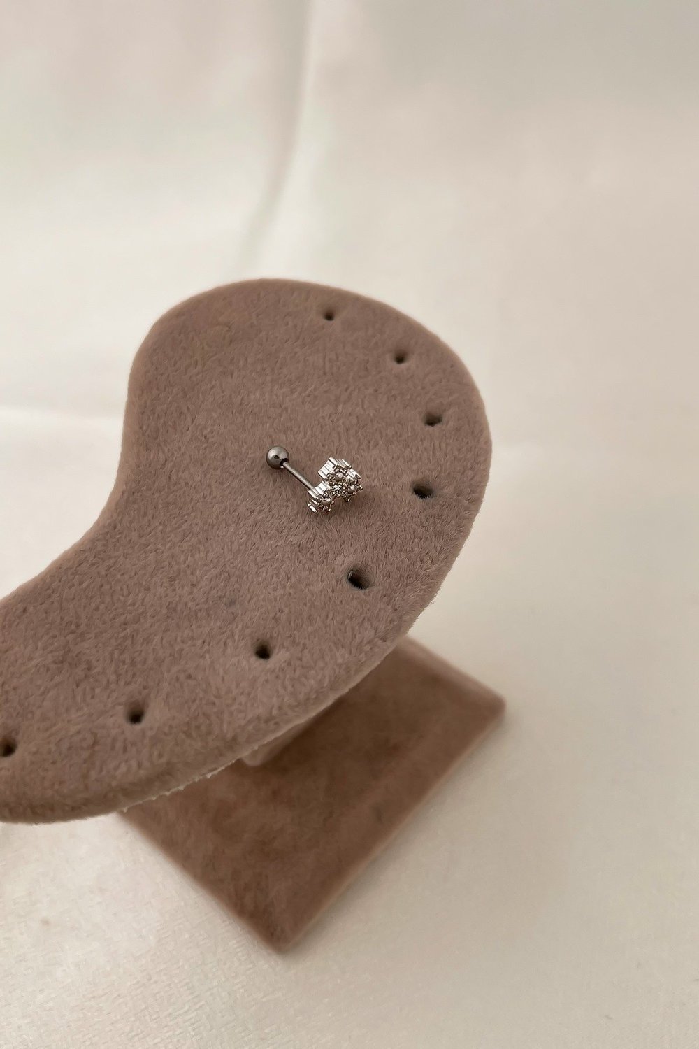 Çelik Zirkon Taşlı Üçlü Çiçek Figür Piercing